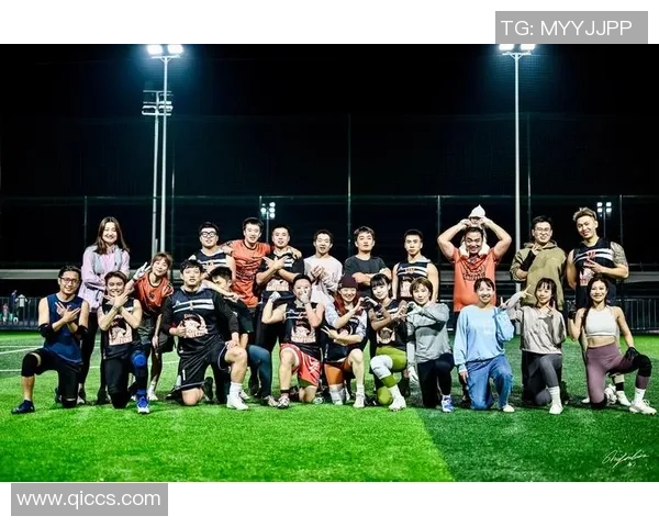 欢聚一堂足球聚餐盛宴畅谈球场激情与友谊的美好时光